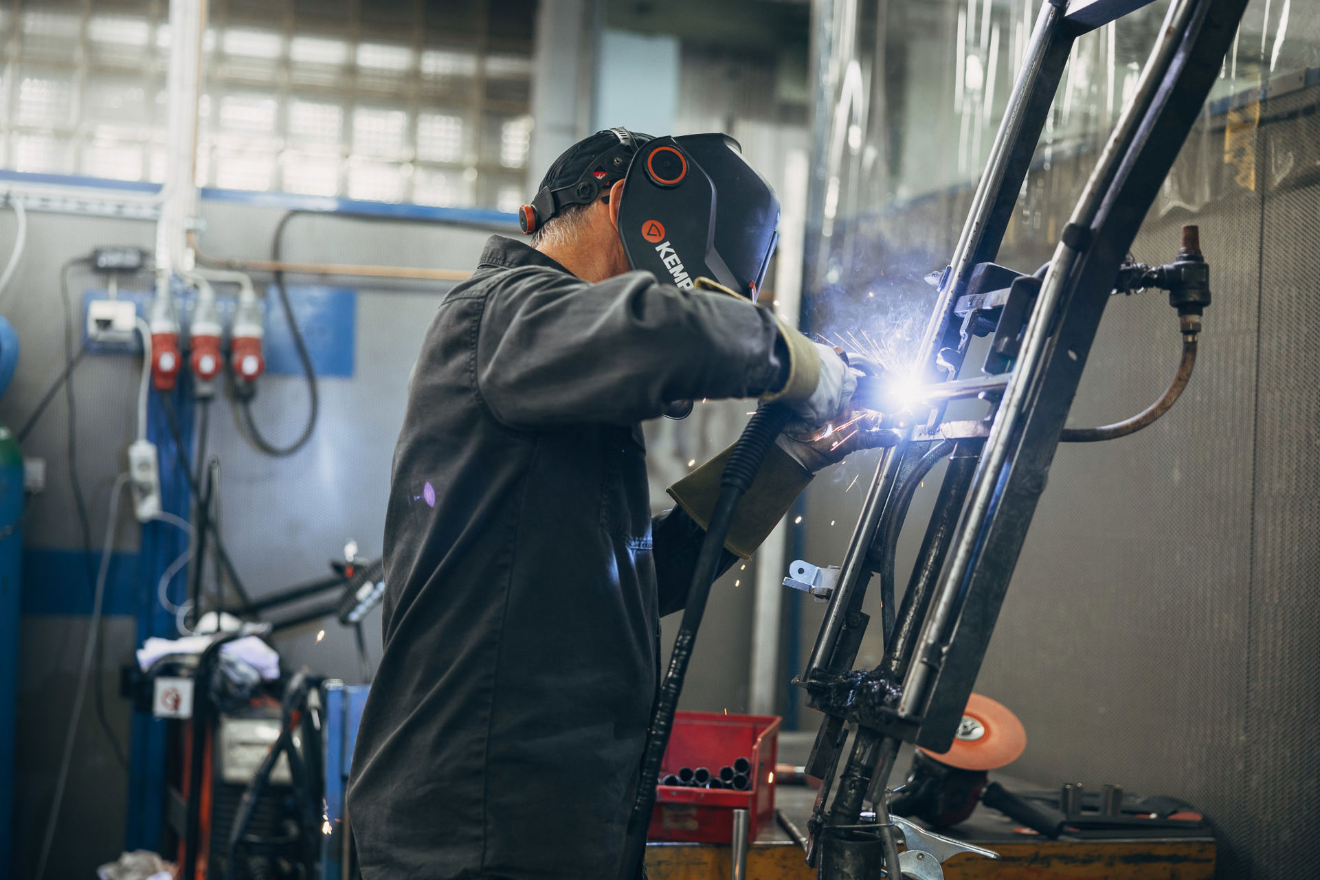 En person som löder ett torkskåp.